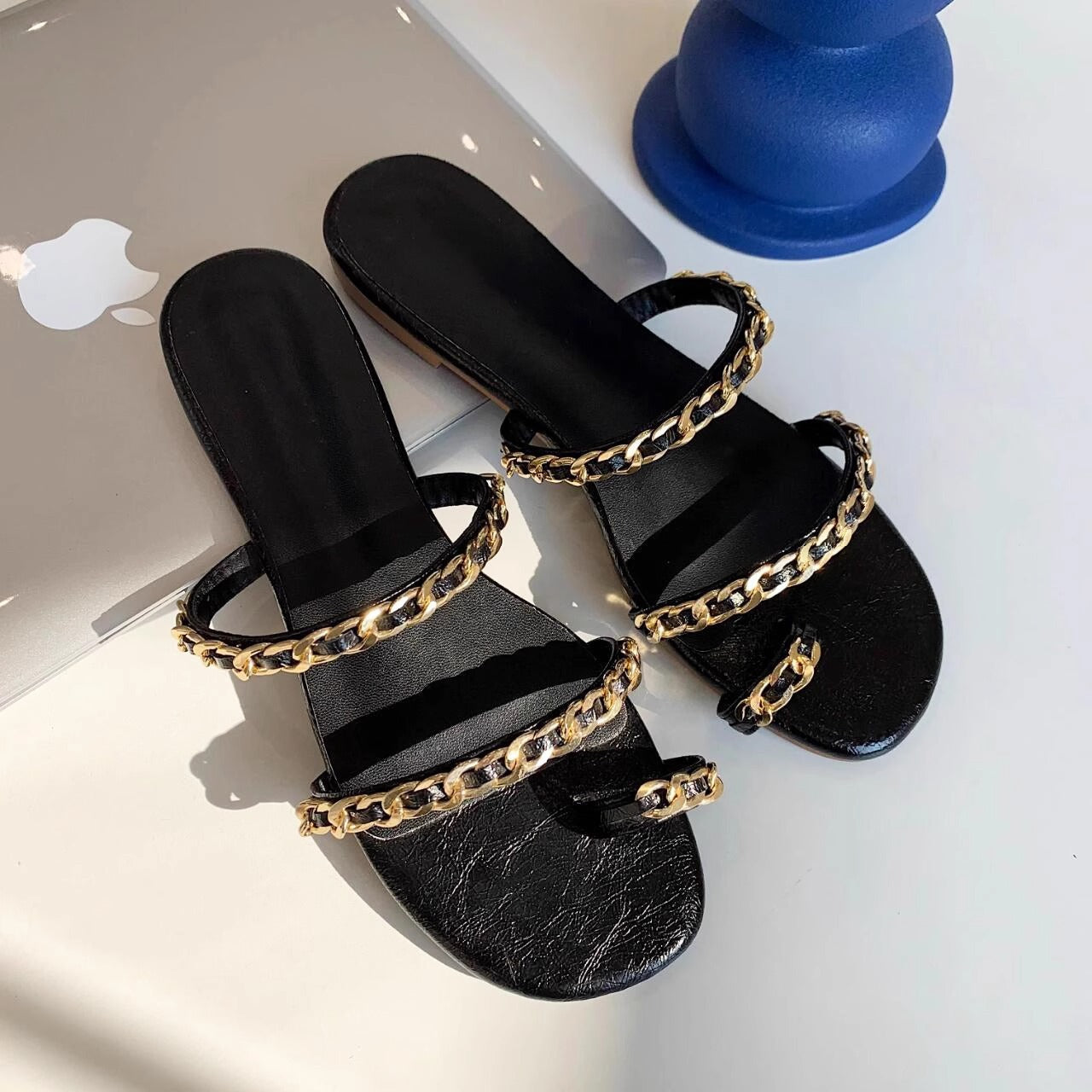 Damen elegante Pantoletten mit goldverziertem Kettendetail R&B