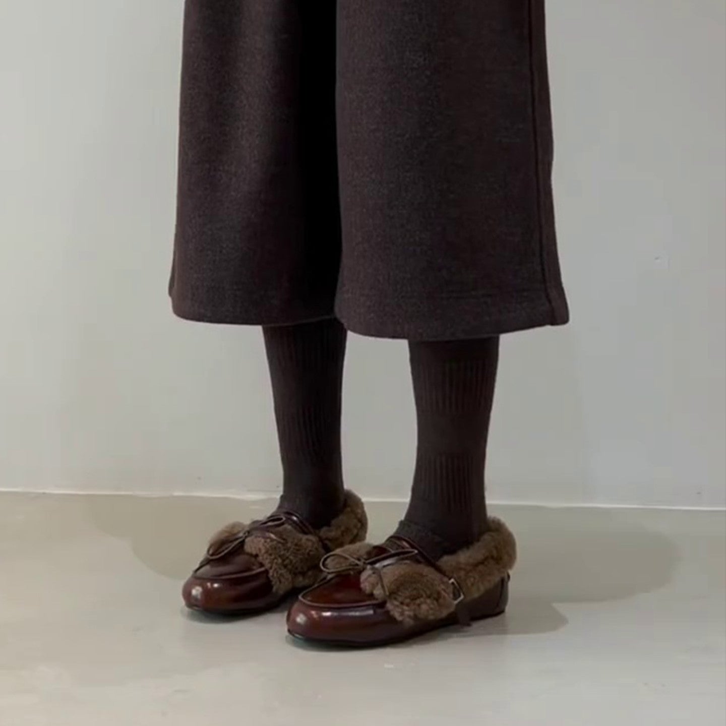 Damen Komfortable Hausschuhe mit weichem Fleece-Futter und modischem Doppelriemen R&B