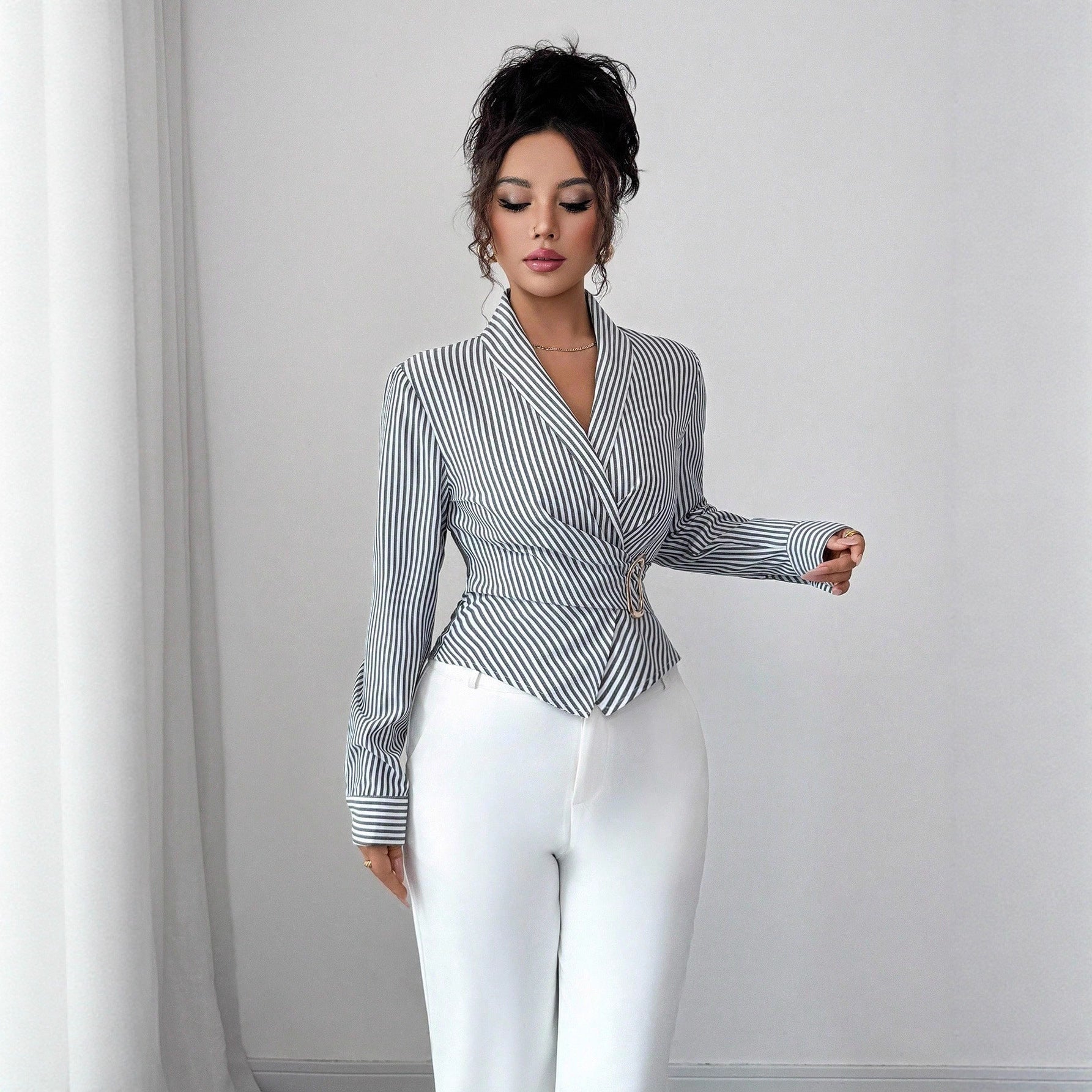 Damen nan taillierte Wickelbluse mit Reverskragen und dekorativer Metallschließe R&B