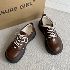Damen modische Plateau-Sneaker mit glänzender Oberfläche und dekorativen Schnürdetails R&B