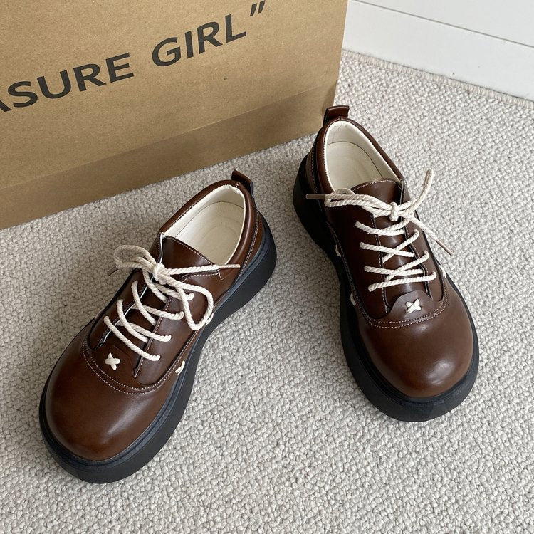 Damen modische Plateau-Sneaker mit glänzender Oberfläche und dekorativen Schnürdetails R&B