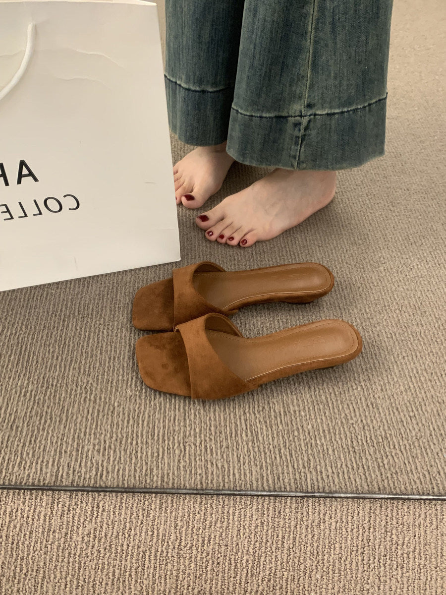 Damen Komfortable Slipper mit breitem Riemen und leichtem Absatz R&B