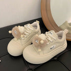 Damen Sneakers mit verspielten Pompons und bequemer Sohle R&B