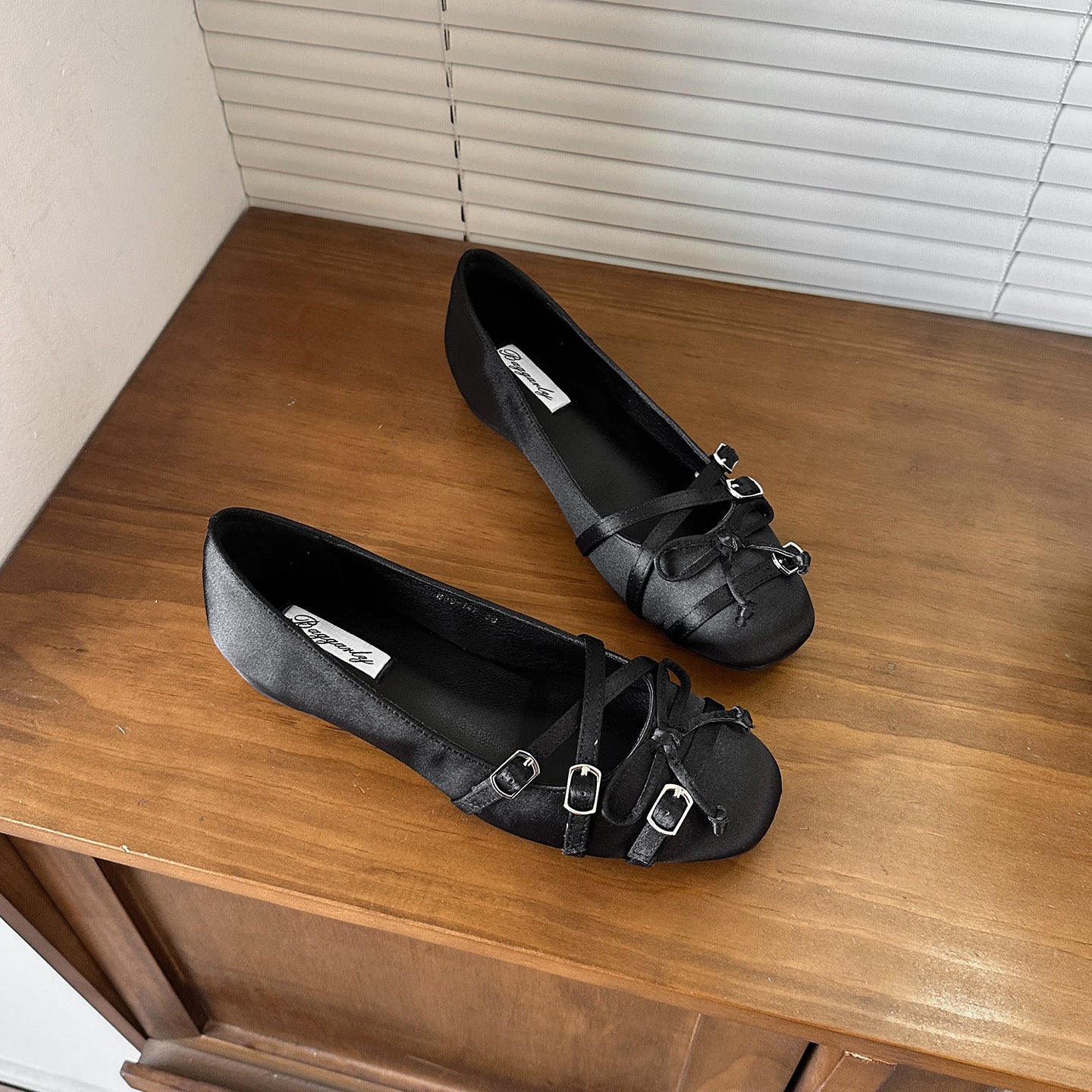 Damen Ballerinas mit modischen Riemchen und dekorativen Schnallen