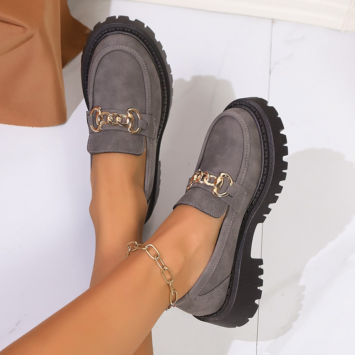 Damen modische Mokassins mit robustem Profil und stilvollem Ketten-Detail R&B