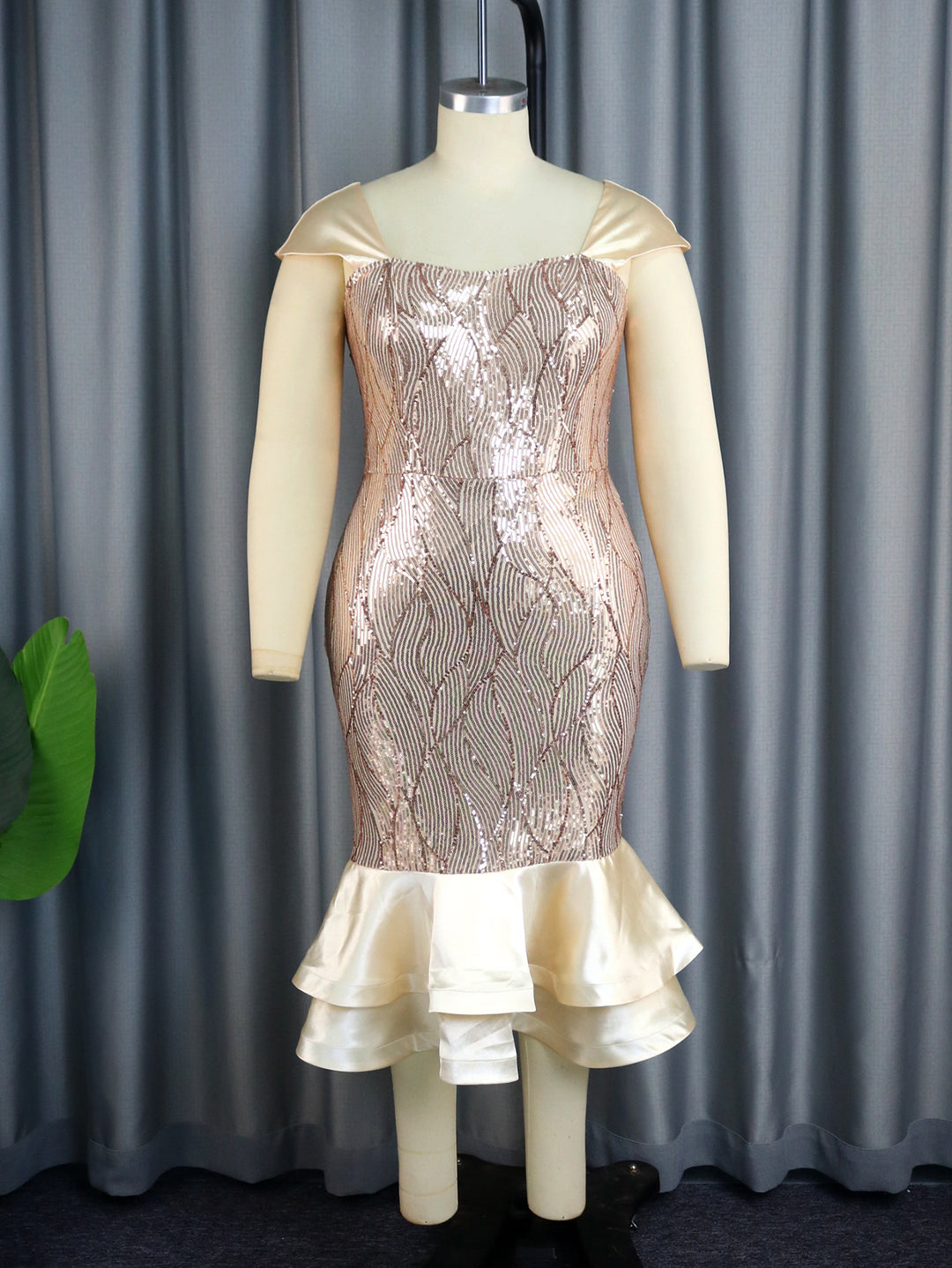 Damen Elegantes Abendkleid mit schimmernden Pailletten und femininem Rüschensaum R&B
