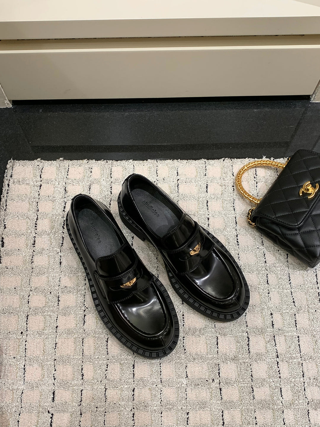 Damen elegante Loafers aus hochwertigem Lackleder mit modischen Riemen R&B