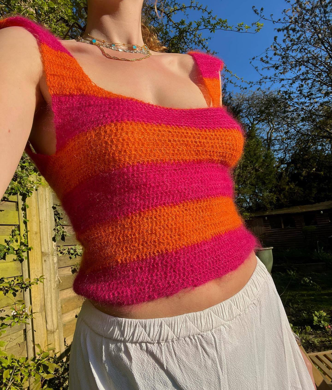 Damen gestricktes Crop-Top mit buntem Streifenmuster und weitem Rundhalsausschnitt R&B