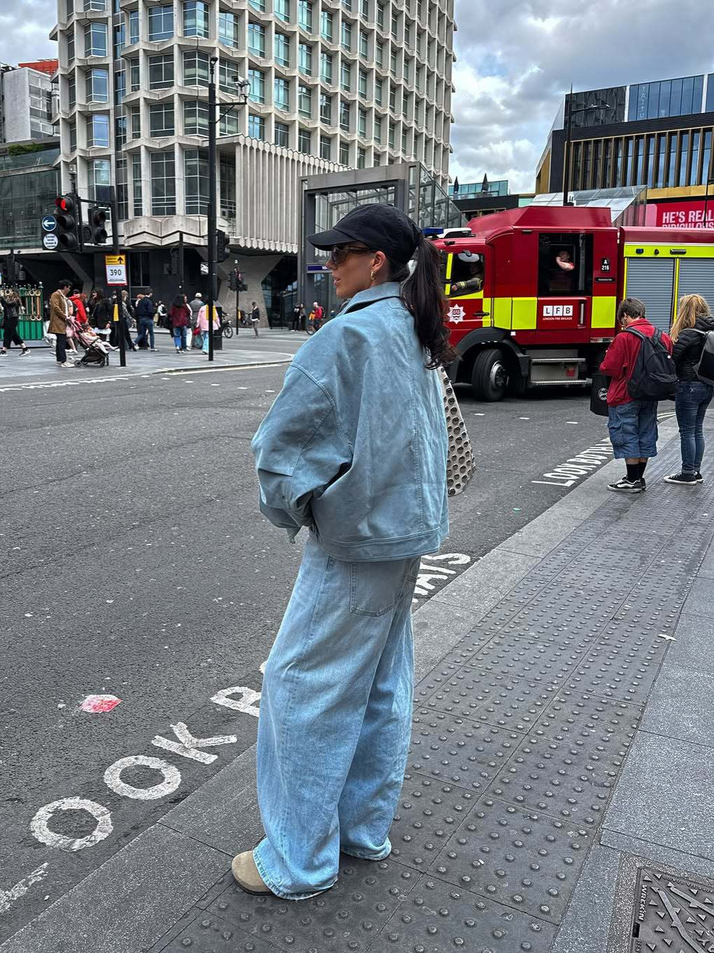 Damen Kurze Bomberjacke aus weichem Material mit einem lässigen Schnitt R&B