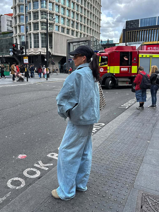 Damen Kurze Bomberjacke aus weichem Material mit einem lässigen Schnitt R&B