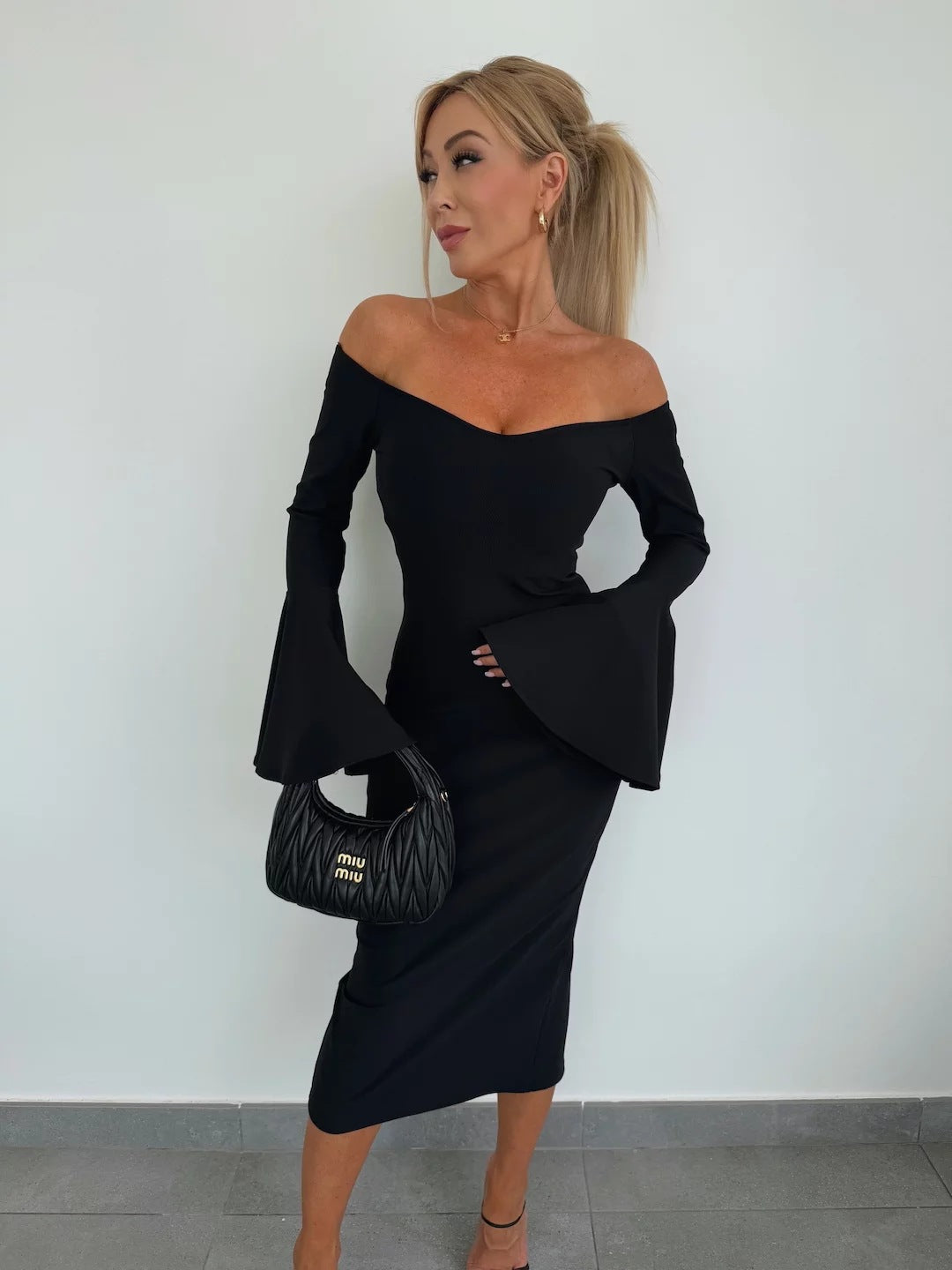 Damen Wickelkleid mit schulterfreiem Design und eleganten Trompetenärmeln R&B