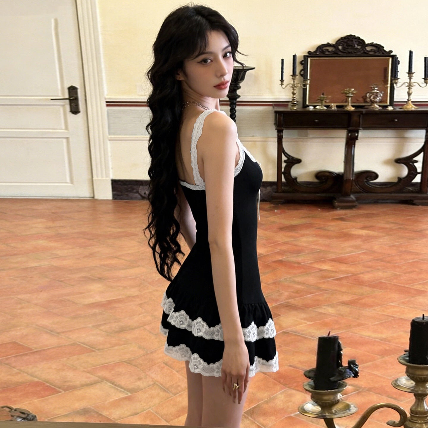 Damen Verspieltes Babydoll-Kleid mit Spitzenrand und verstellbaren Trägern R&B