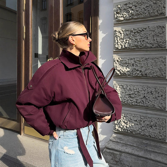 Damen Urbaner Oversized Steppjacke mit hohem Kragen und Gürtel R&B
