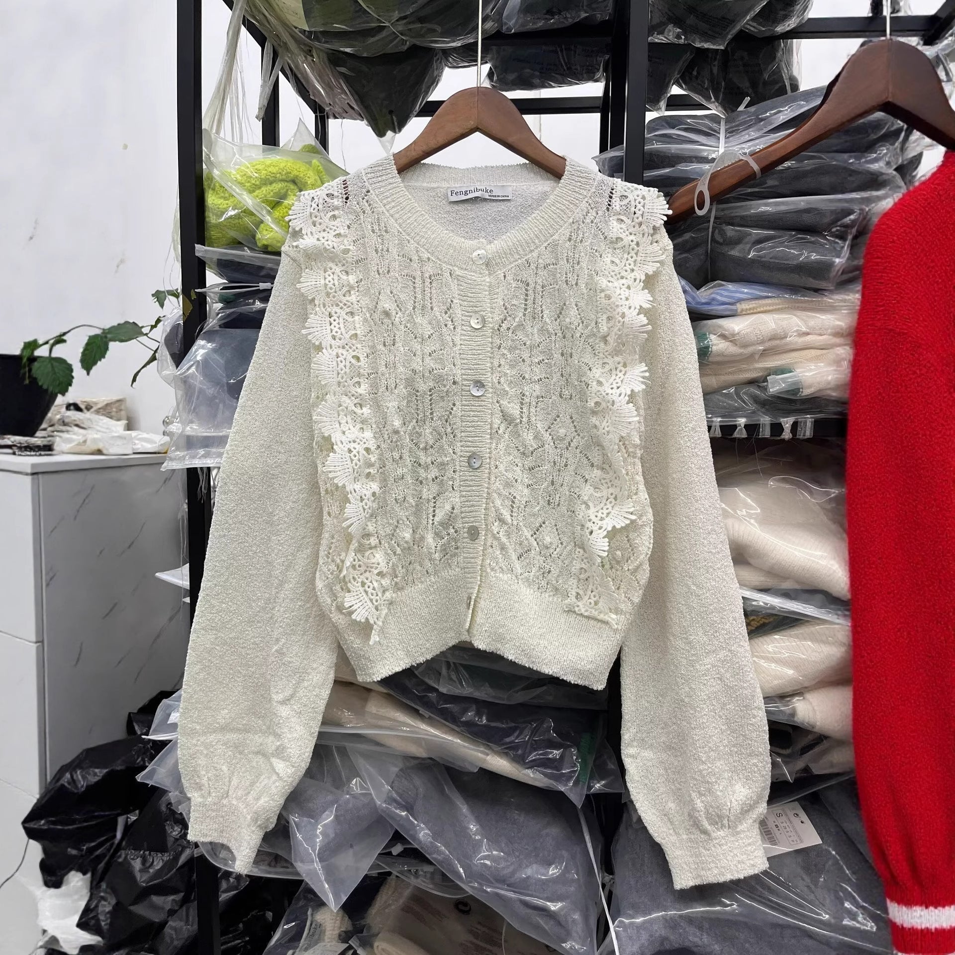 Damen Strickjacke mit filigranen Häkelakzenten und Knopfleiste R&B