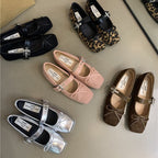 Damen Ballerinas aus weichem Wildleder mit verstellbarem Riemen und dekorativer Schleife