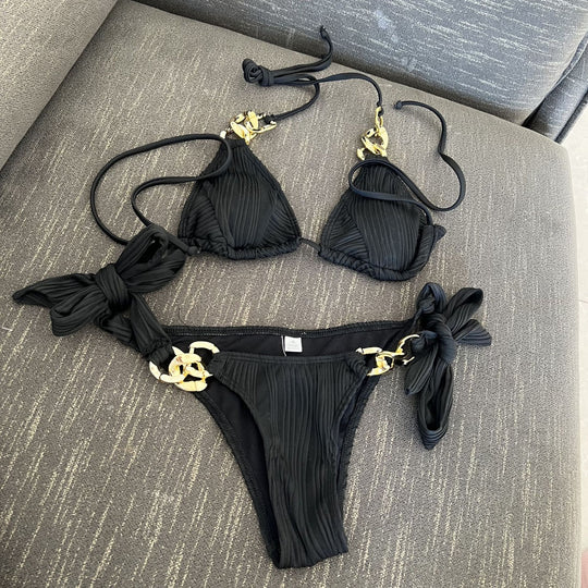 Damen Triangel-Bikini mit plissierten Details und goldenen Akzenten R&B