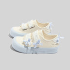 Damen Sneakers mit verspieltem Riemenverschluss und dekorativen Schleifen