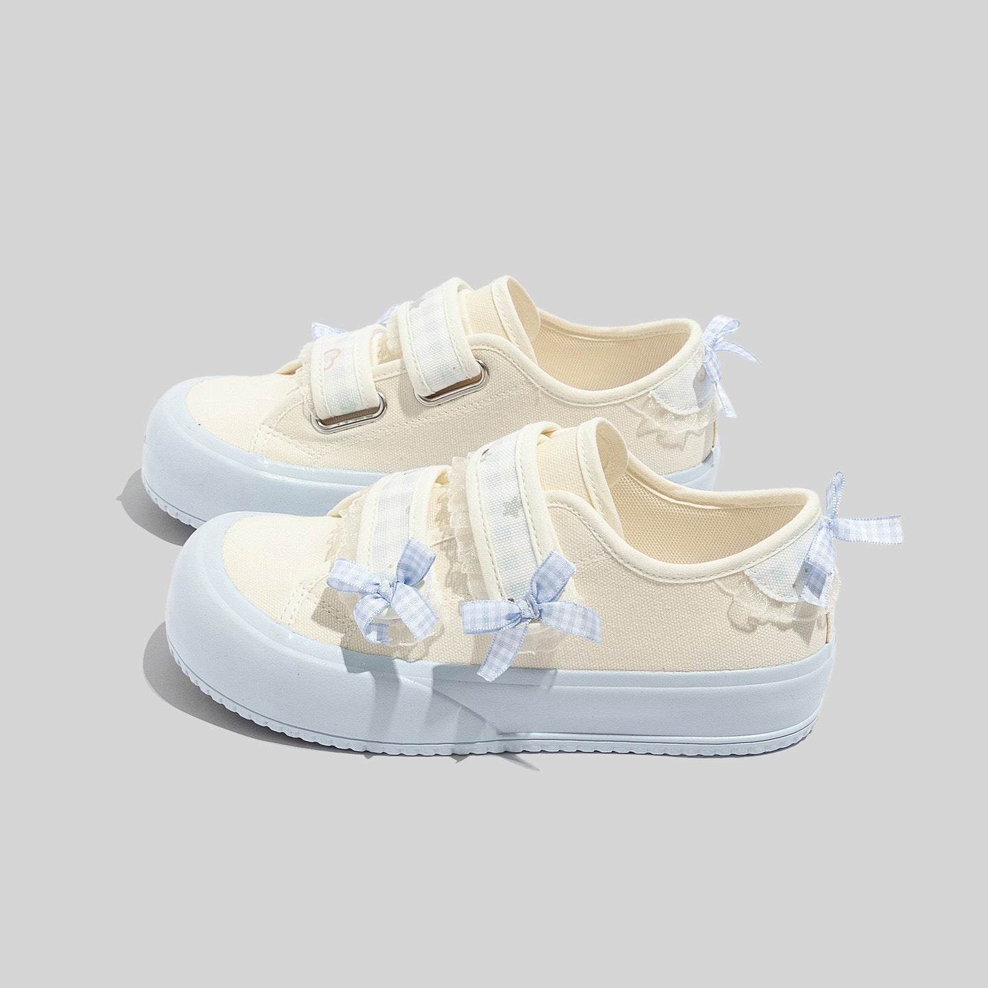 Damen Sneakers mit verspieltem Riemenverschluss und dekorativen Schleifen