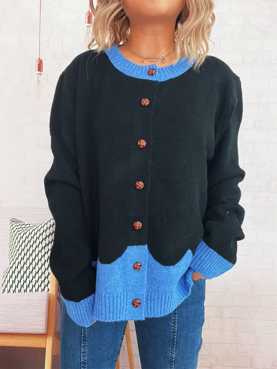 Damen lässige Strickjacke mit buntem Kontrast und eleganten Knopfdetails R&B