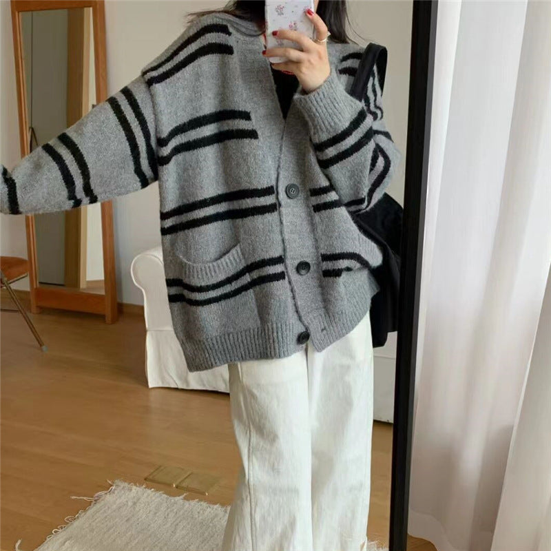 Damen Grobstrick Cardigan mit breitem Aufschlag und dekorativen Knopfdetails R&B