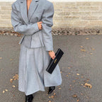 Damen elegantes und modernes Anzugset mit tailliertem Blazer und schwingendem Rock R&B