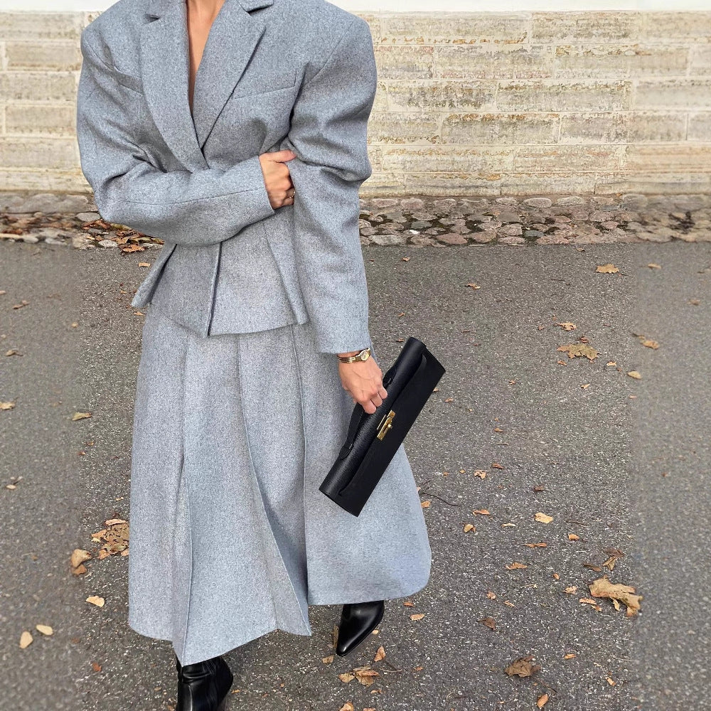 Damen elegantes und modernes Anzugset mit tailliertem Blazer und schwingendem Rock R&B