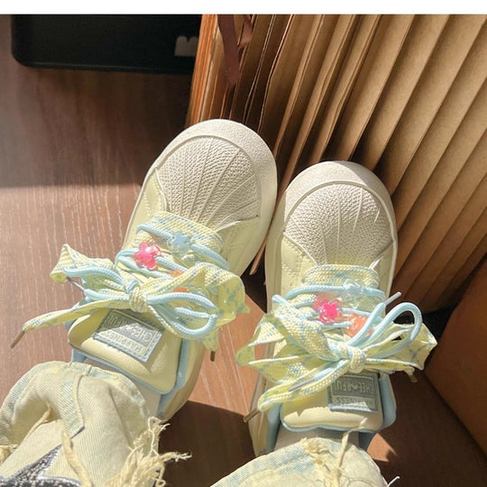 Damen Modische Sneakers mit verspieltem Schnürsystem und bunten Applikationen R&B
