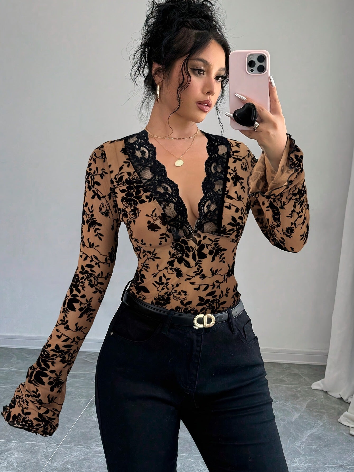 Damen nan eng anliegende transparente Mesh-Spitzenbluse mit tiefem V-Ausschnitt und floraler Veloursstruktur R&B