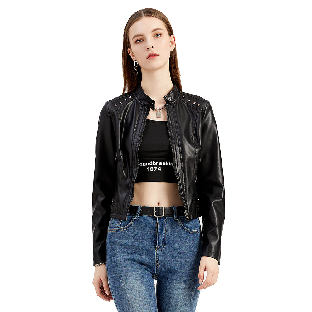 Damen nan kurze taillierte Kunstlederjacke mit Nietenbesatz und Stehkragen R&B