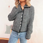 Damen gestrickte Kurzjacke mit modischem Streifenmuster und fluffigen Knöpfen R&B