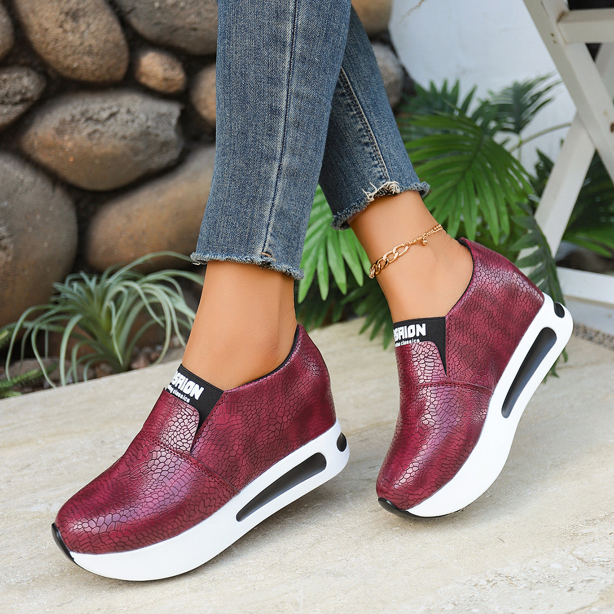 Damen Modische Slip-On Sneakers mit schickem Krokodesign und dämpfendem Fußbett R&B