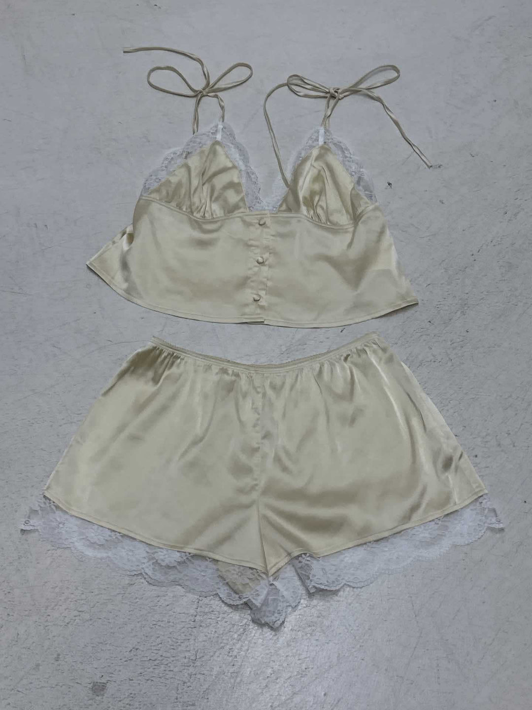 Damen Schlafanzug Set mit zarten Blumenmuster und feinen Rüschendetails R&B