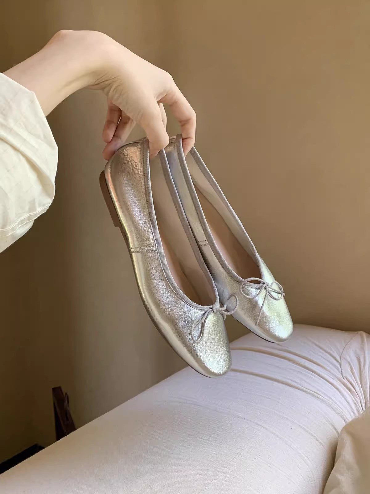 Damen Elegante Ballerinas mit schimmerndem Metallic-Finish und zierlichem Schleifenakzent