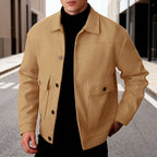 Herren nan kurze Woll-Feldjacke mit Hemdkragen aufgesetzten Pattentaschen und klarer Silhouette R&B
