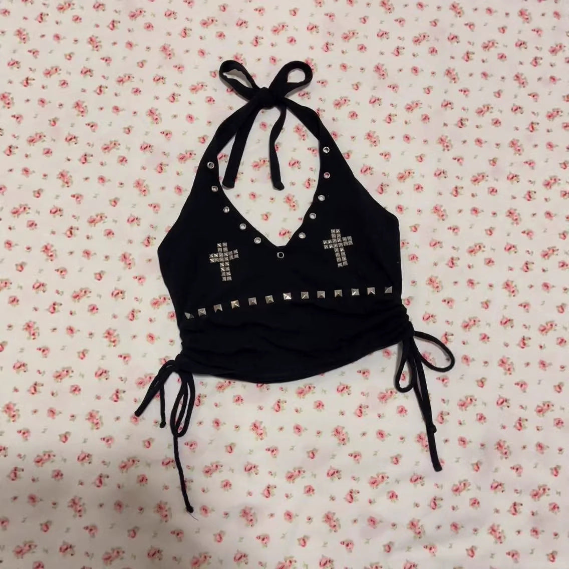 Damen-Crop-Top mit auffälligen Nieten und Kreuzdetails R&B