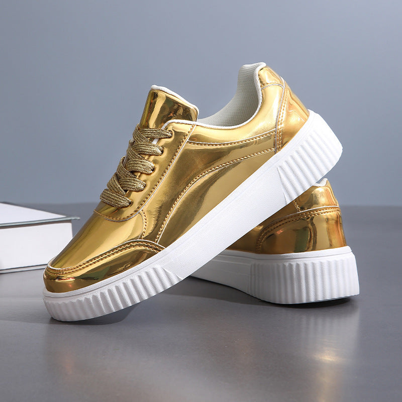 Damen nan niedrig geschnittener Sneaker mit spiegelnder Lackoberfläche, gepolstertem Schaft und erhöhter Laufsohle mit Rillenprofil R&B