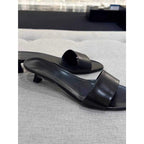 Damen flache Mules mit breiten Riemen R&B