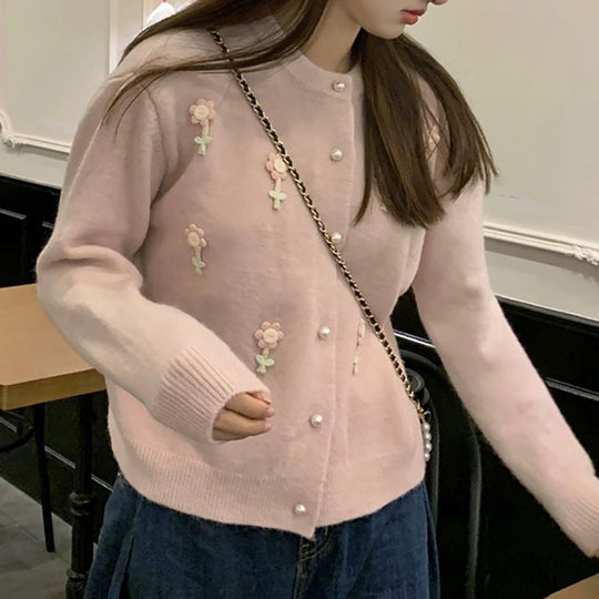 Damen Strickjacke mit kunstvollen Blumenapplikationen und eleganten Perlenknöpfen R&B