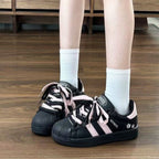 Damen Sneakers im sportlichen Retro-Design mit auffälligen Schnürsenkeln R&B