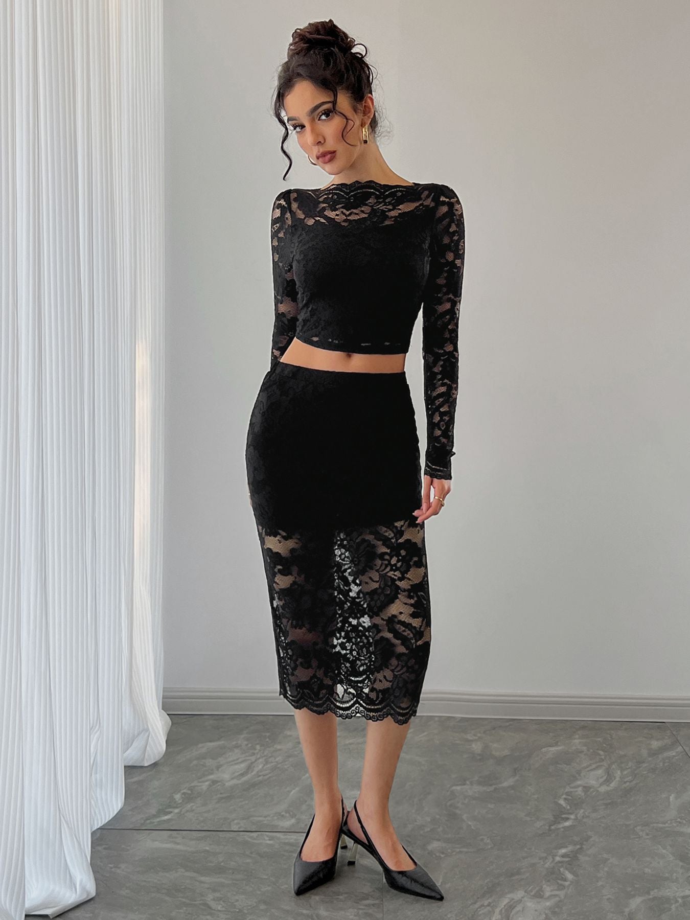Damen Spitzenensemble mit langärmligem Crop-Top und figurbetontem Rock R&B
