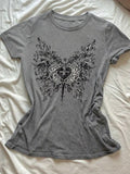 Damen T-Shirt mit künstlerischem Schmetterlingsdesign und herzförmigem Akzent R&B