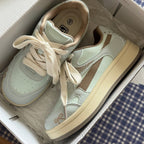Damen Sneakers mit verspielt-nostalgischem Design