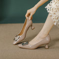 Damen Hochfront-Pumps mit blockiertem Absatz und stilvollem Schmuckelement