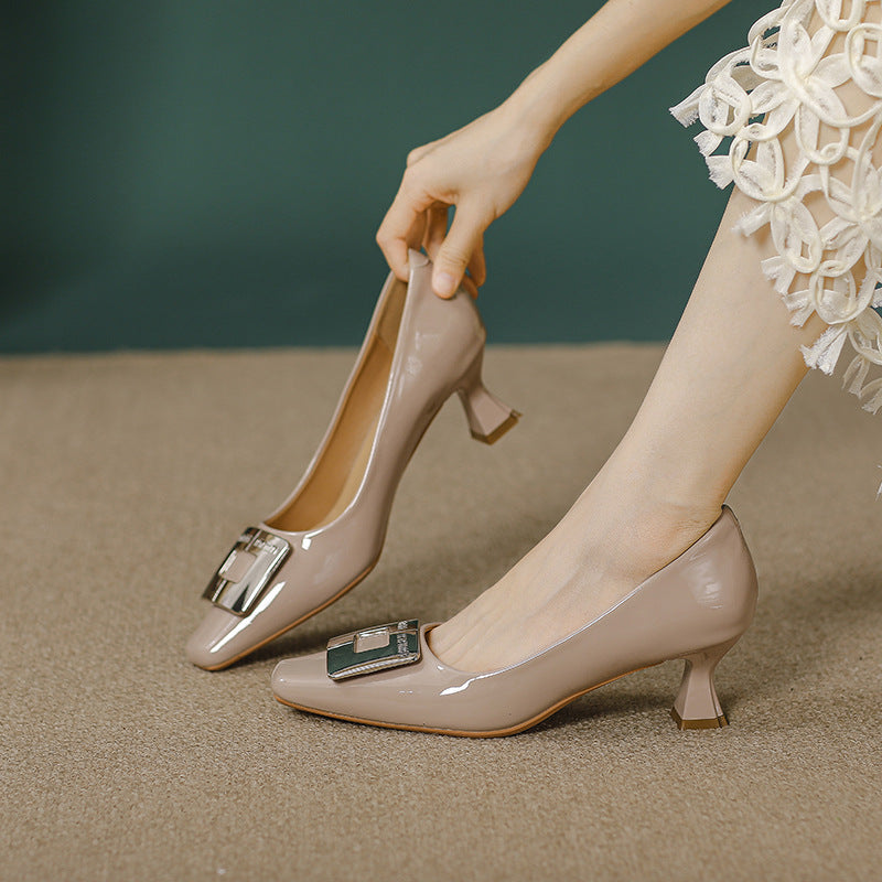 Damen Hochfront-Pumps mit blockiertem Absatz und stilvollem Schmuckelement