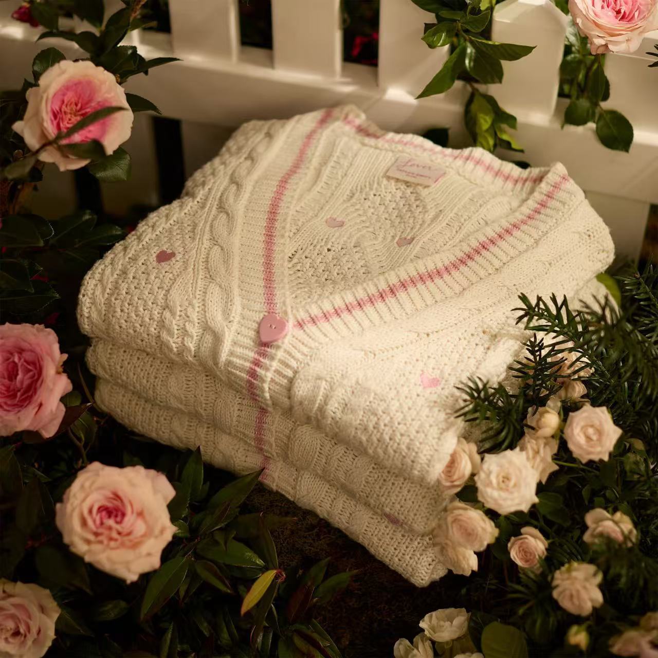 Damen nan grob gestrickter V-Ausschnitt-Cardigan mit Herzapplikationen und dekorativen Herzknöpfen R&B