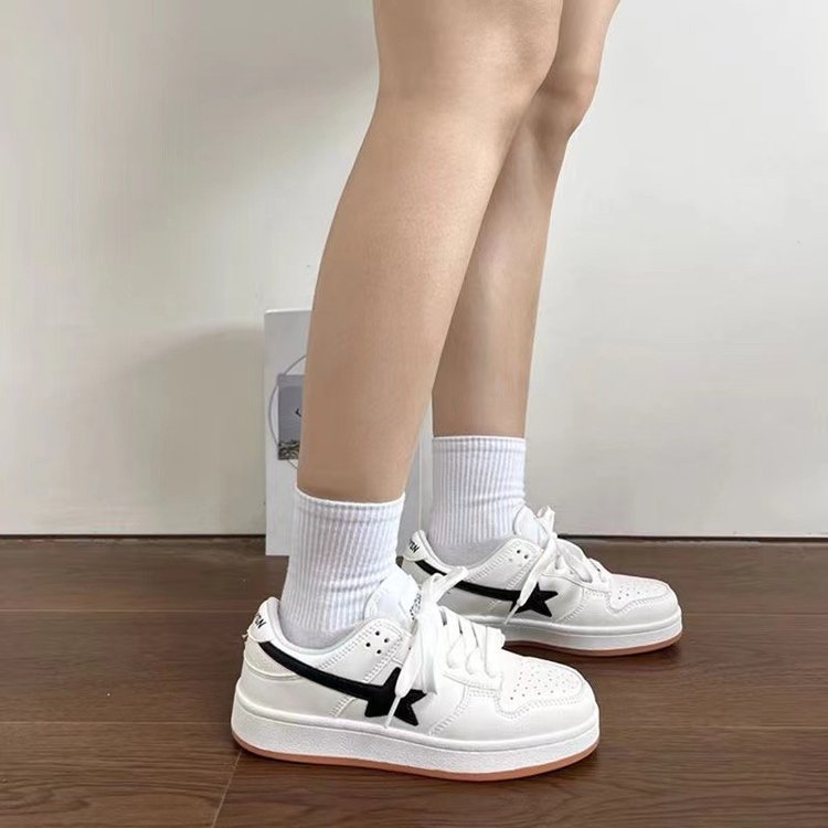 Damen Sportliche Sneaker mit modernem Design und atmungsaktiver Schwarz-Weiß-Kombination R&B