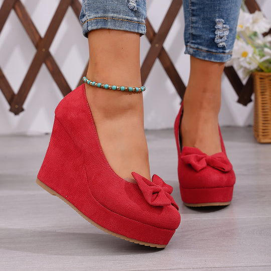 Damen Wedge-Pumps mit zierlichem Riemen und glänzendem Akzent R&B