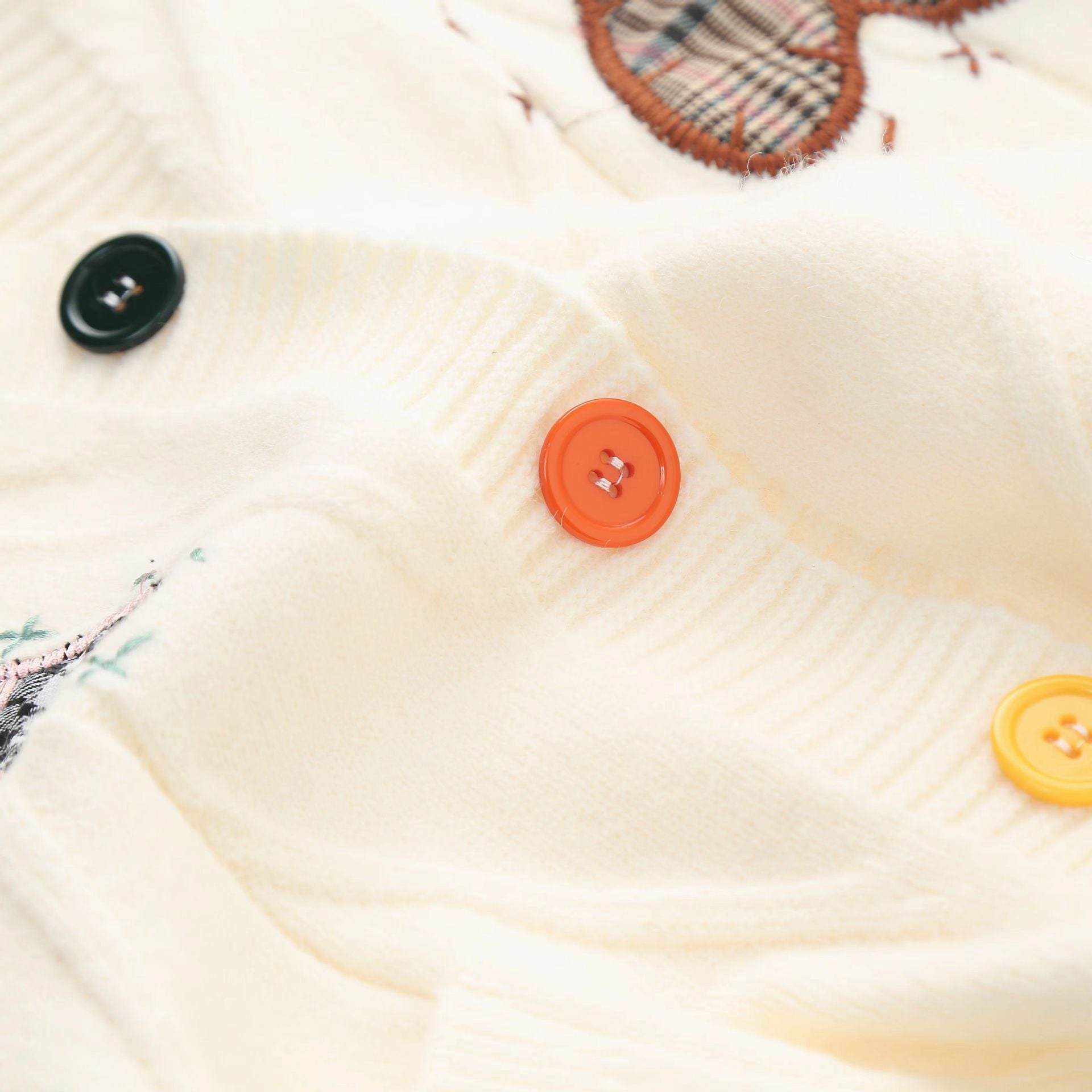 Damen Strickjacke mit Herzapplikationen und Knopfdetaillierung R&B