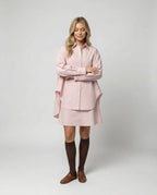 Schickes schwarzes Kleid mit Trompetenärmeln und Polo-Kragen für Damen