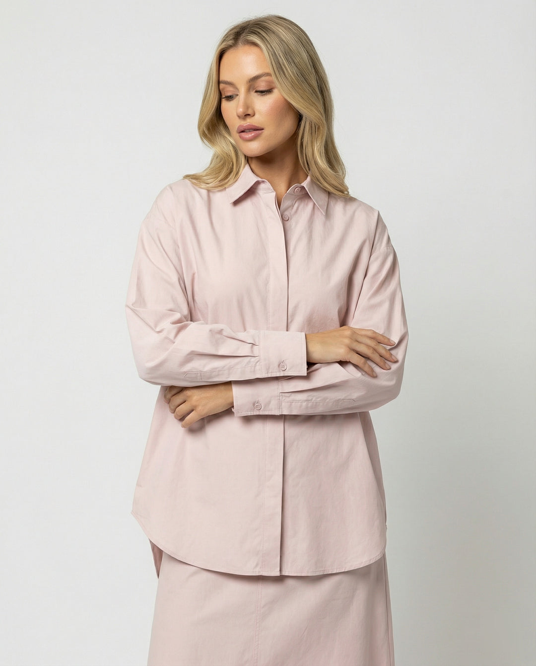 Schickes schwarzes Kleid mit Trompetenärmeln und Polo-Kragen für Damen
